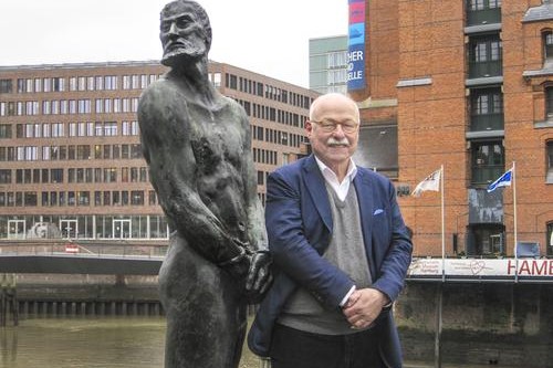 Gab es Klaus Stoertebeker ueberhaupt Autor Michael Seufert vor dem Denkmal Stoertebekers in der HafenCity beantwortet diese Frage. large
