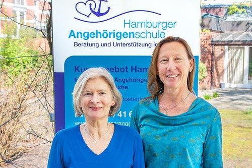 Gute Information ist das A und O. Daniela Schloegl links und Gabriele Schroeder unterstuetzen pflegende Angehoerige mit zahlreichen Kursen. large