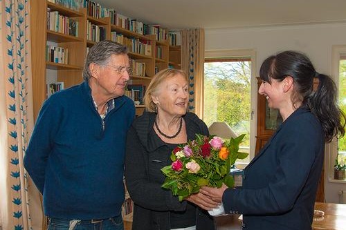 Marianne und Johann Prien haben sich in ihrer neuen Wohnung gut eingelebt. Nicole Mielke hat Blumen mitgebracht. large