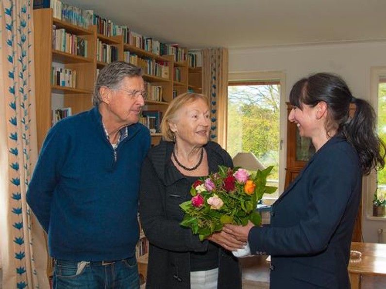 Marianne und Johann Prien haben sich in ihrer neuen Wohnung gut eingelebt. Nicole Mielke hat Blumen mitgebracht. large