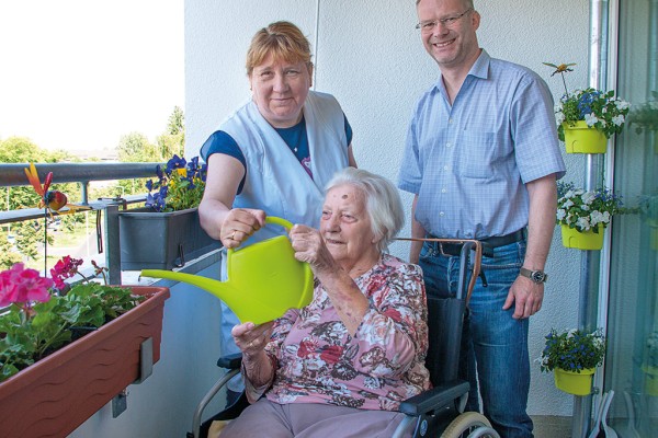 Ursula Stenzel 90 fuehlt sich in der Wohngemeinschaft zu Hause